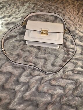 Kate Spade Elegant White Leather Crossbody Bag with Gold Hardware